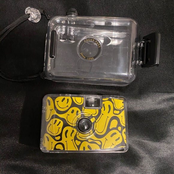Waterproof camera - Picture 1 of 2
